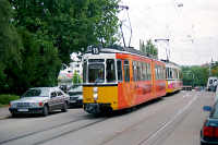 Wagen 440 ist in der Friedhofstrasse Richtung Ruhbank unterwegs.