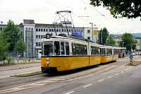 Wagen 416 fährt in Richtung Stammheim aus der Haltestelle Milchhof aus.