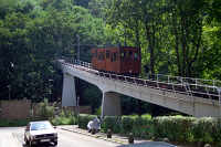 Direkt von der Talstation wird auf einer Brücke die Burgstallstraße überquert.