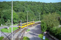 U9 fährt bei der Haltestelle Millöckerstrasse in Richtung Botnang.