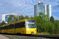 Vor der Kulisse des SI-Erlebniszentrums und Milenium-Hotels fährt ein DT 8.10 in Richtung Plieningen.