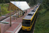 An der Haltestelle Ruhbank macht der DT 8.11 3383 Halt auf seiner Fahrt nach Ostfildern-Nellingen.