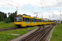 DT 8.4 Nr. 3033 fährt auf der Sonderlinie U11 in die Haltestelle Mineralbäder ein.