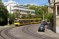 Wagen 3220 fährt durch die enge Kurve an der Ecke Gerokstraße - Haußmannstraße talwärts in Richtung Zuffenhausen.