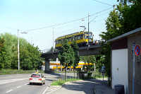 Kurz nach der Haltestelle Haigst wird die B 27 überquert.