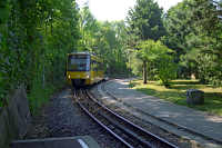 Aus Richtung Degerloch kommend fährt Wagen 1001 in die Haltestelle Nägelestraße ein.