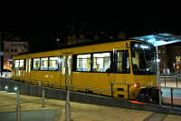 Wagen 1003 am Abend in der Endhaltestelle Marienplatz.