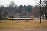Wagen 1 durchfärt die Wendeschleife der Haltestelle Donauhalle.