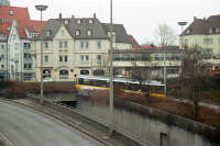 Wagen 7 fährt unter den Gleisen der DB durch.