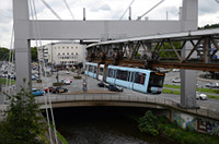 Ein Wagen der "Generation 15" verlässt die Haltestelle "Alter Markt" in Richtung Vohwinkel.