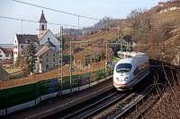 Ein ICE 3 bei Istein