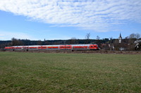 146 215 schiebt den RE 4712 durch den Haltepunkt Aufen.