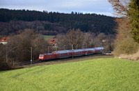 146 218 schiebt den RE 4724 durch Aufen