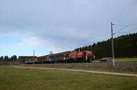 294 730 mit einem Güterzug bei Aufen