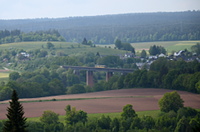Ein GT8-100D/2S-M auf dem Stockerbachviadukt