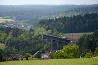 Ein GT8-100D/2S-M auf dem Kübelbachviadukt