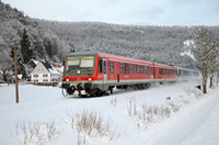 628 542 (rot) und 526 (türkis) im Schnee