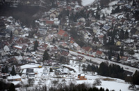 Blick vom Gräbelesberg auf Albstadt-Laufen: Zwei RegioShuttle haben den Haltepunkt verlassen