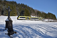 622 313 in verschneiter Landschaft mit Feldkreuz bei Hausen