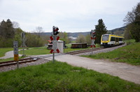 622 306 bei Jungingen an einem Bahnübergang