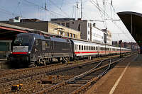 Ein "Bosporus-Sprinter" ES46U2-067 der MRCE Dispolok am IC 2096 in Ulm