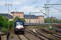 ES 64 U2 070 von MRCE mit EC 6 (Chur-Dortmund) vor dem Mannheimer Schloß.