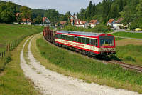 Vor der Kulisse des Dörfchens Offenhausen