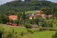 VT 43 posiert vor dem Haupt- und Landesgestüt Marbach