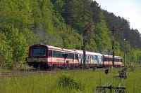 Der Naturparkexpress mit VT 41 und 42 verlässt Hausen im Tal