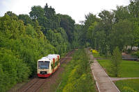 VT 242 ist beim Eisstadion auf dem Rückweg nach Bräunlingen