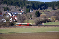VT 236 vor dem Dörfchen Aufen und dem Flüsschen Brigach