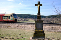 VT 242 vor einem Feldkreuz