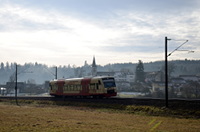 VT 240 vom HzL-Ringzug bei Aufen im Gegenlicht