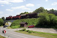 Zug 1 überquert kurz vor Rangendingen die Straße.