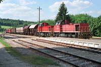 Zug 1 fährt in den Bahnhof Hanfertal ein.