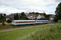 Nach einem kurzen Halt in Kohlstetten geht die Fahrt von VT 410 und VS 220 weiter nach Kleinengstingen.