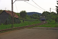 Einfahrt auf den Bahnhofsvorplatz des Bundesbahnhofs Trossingen