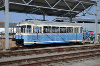 T6 unter seinem Dach beim Stadtbahnhof Trossingen.