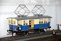 In einem Schaukasten steht ein Modell des T1.